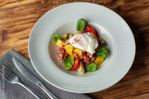 Fotografía Rustic salad with, tomatoes, chorizo sausage, poached egg, spinach, potato and p