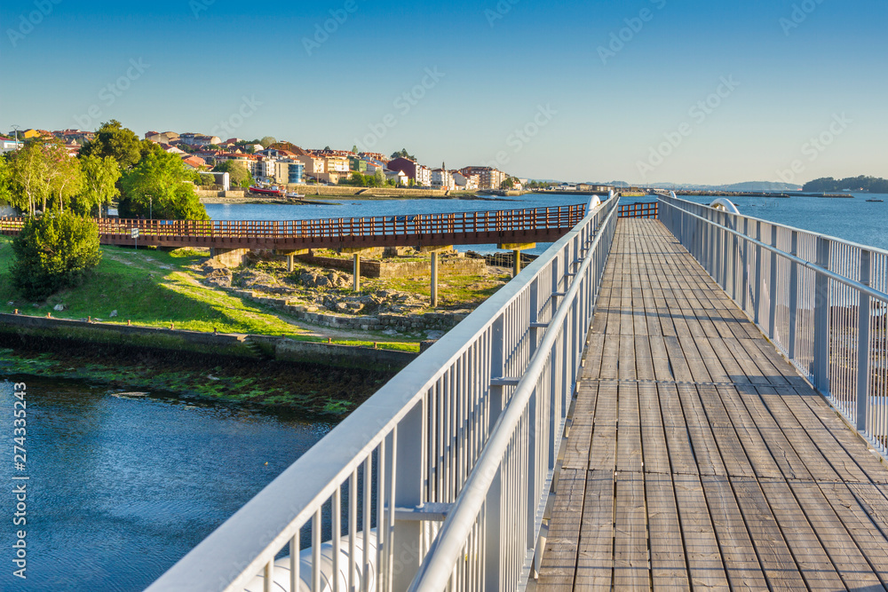 Pedestrian bridge over Te river mouth