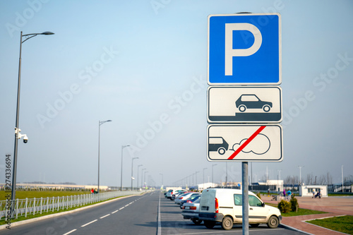 parking sign amid a range of cars in a public parking © Sergey