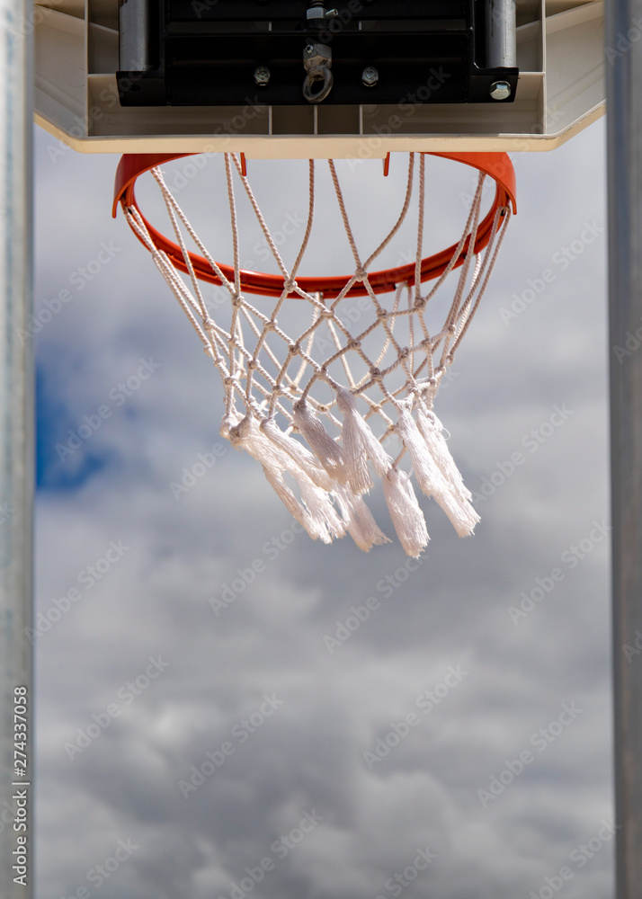 tabela de basket com nuvéns e céu azul