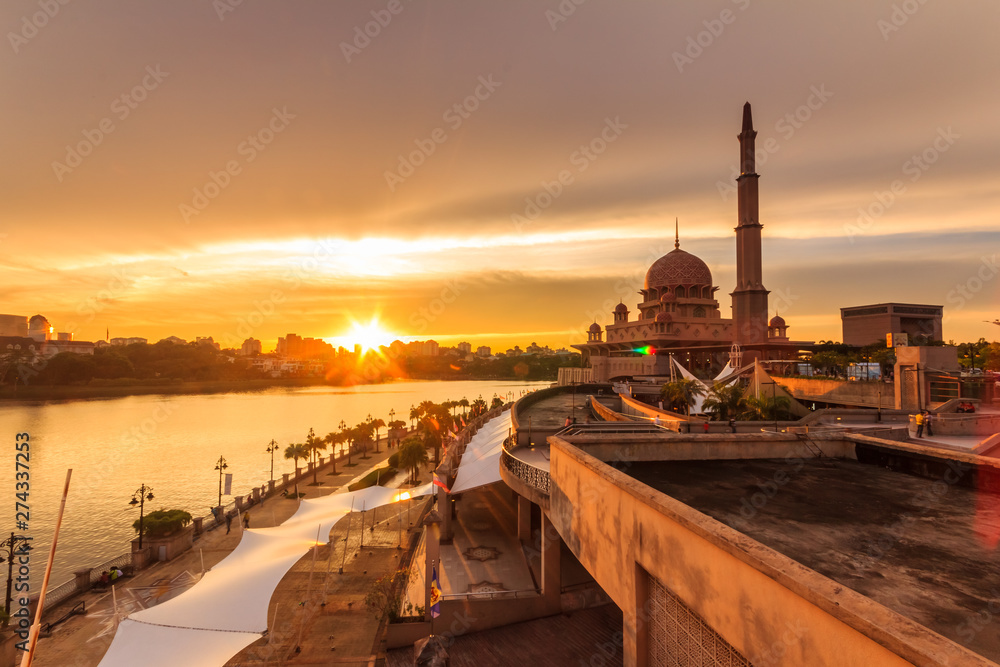 Fototapeta premium Putra Mosque, malaysia during sunset
