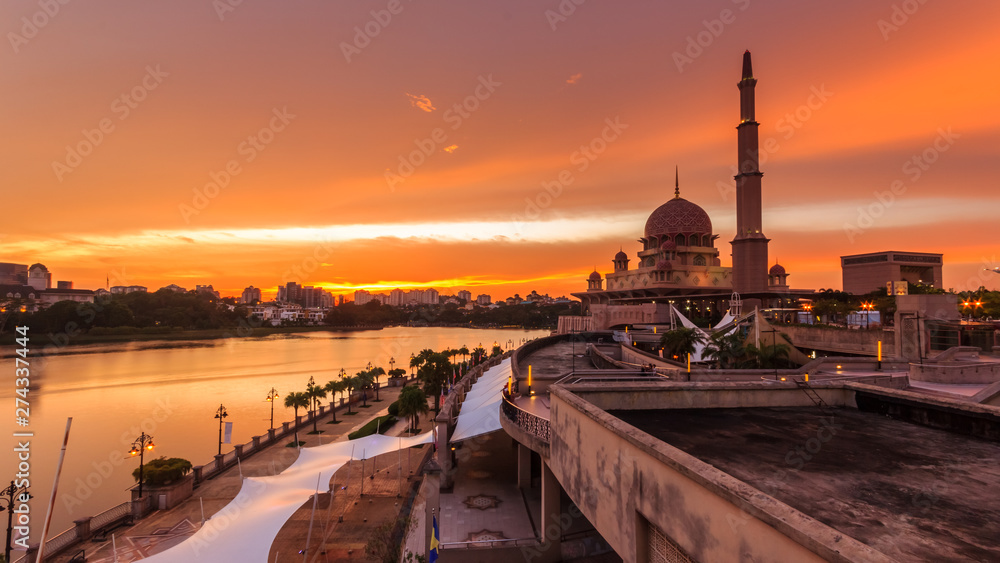 Obraz premium Putra Mosque, malaysia during sunset