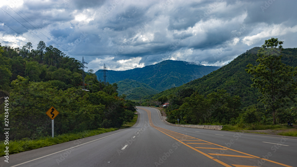 Naklejka premium Mountain roads and green trees.
