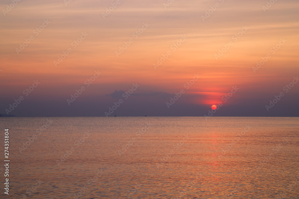 Obraz premium Beautiful sunset over the ocean. Sunrise in the sea