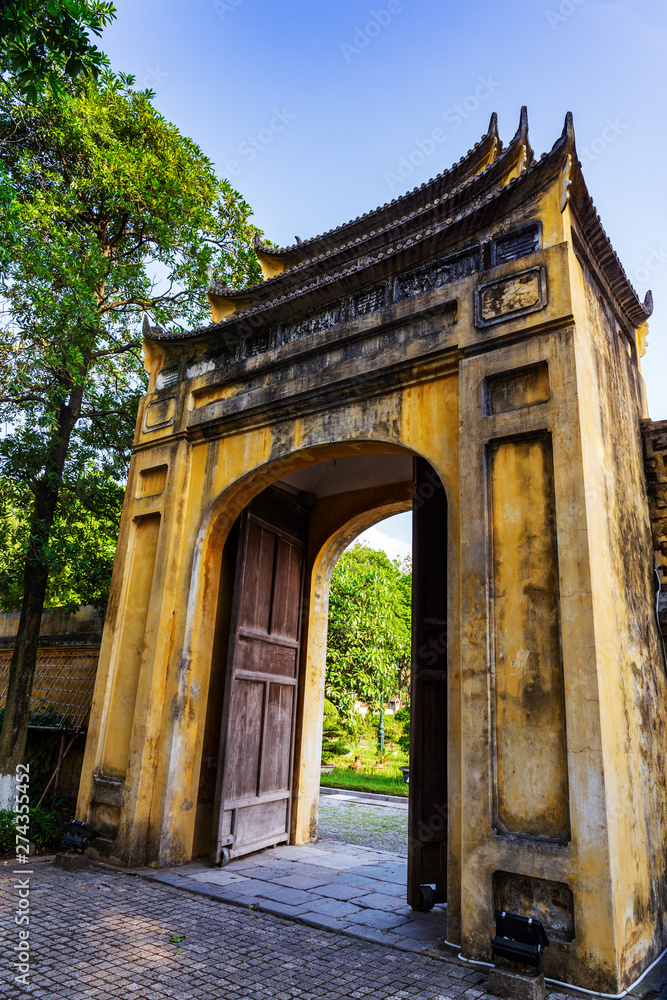 Obraz premium Small Old Gate of the Thang Long Citadel in the imperial city, Hanoi, Vietnam.