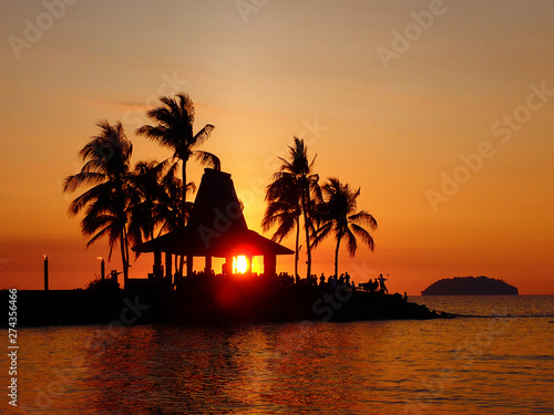 Quadro em tela Beautiful and stunning sunset view in Tanjung Aru Beach, Kota Kinabalu
