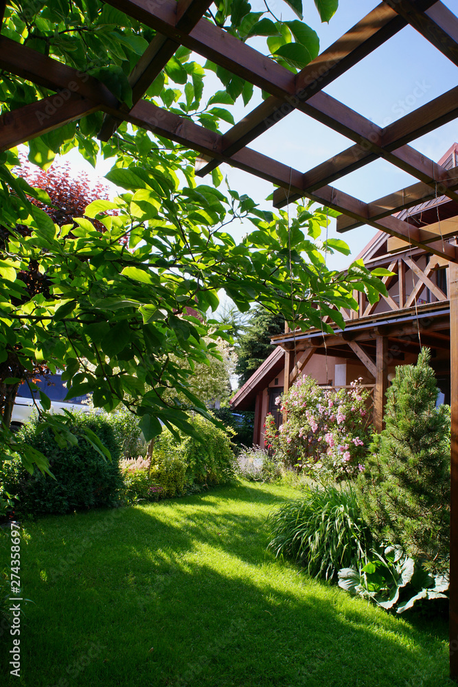 Fototapeta premium drewniany taras z balkonem, trawnik i drzewa