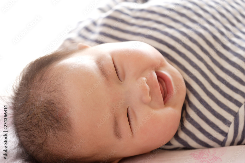 ベッドの上に遊んでいる可愛い赤ちゃん ベッドの上に遊んでいる可愛い赤ちゃん