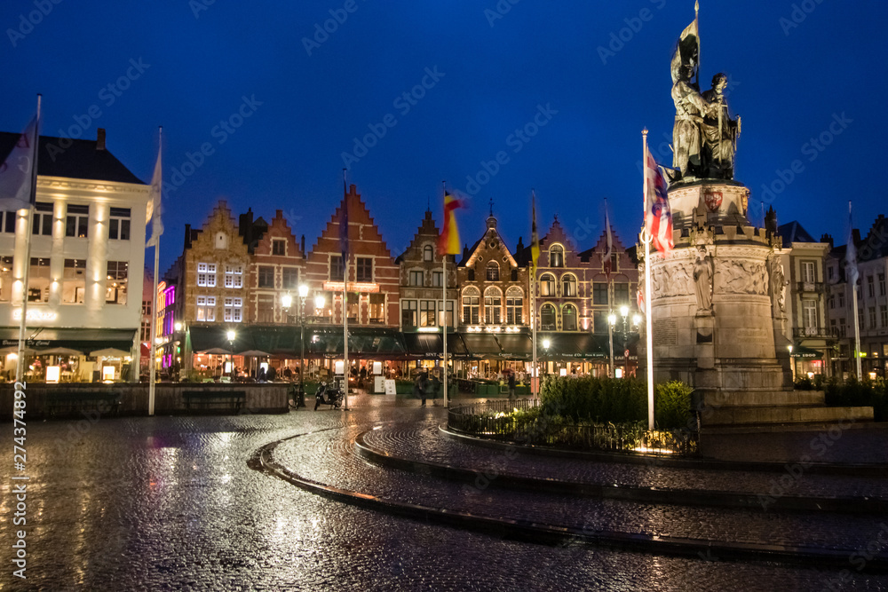 Fototapeta premium Brugge streets and Architecture with canals and historical buildings in the beautiful evening light. Popular touristic destination of Belgium. Brugge, Belgium