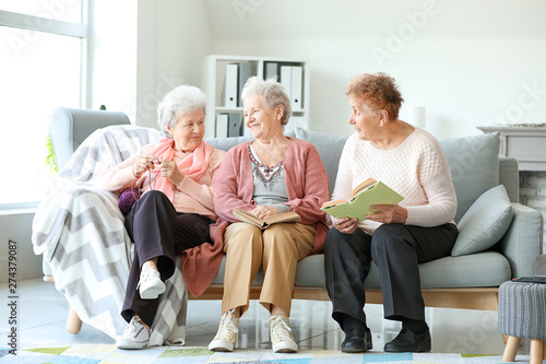 Papier peint Senior women spending time together in nursing home