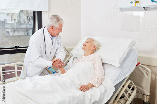 Caring doctor in conversation with senior citizen © Robert Kneschke