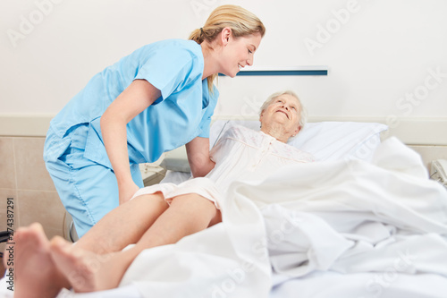 Nursing lady embeds senior patient