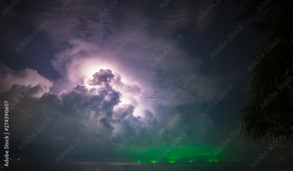 Naklejka premium Night scape of great storm in sea