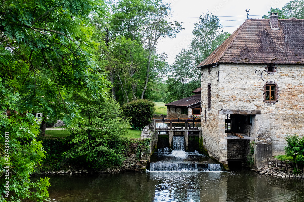 Fototapeta premium Ancien moulin à eau, Bourgogne, France
