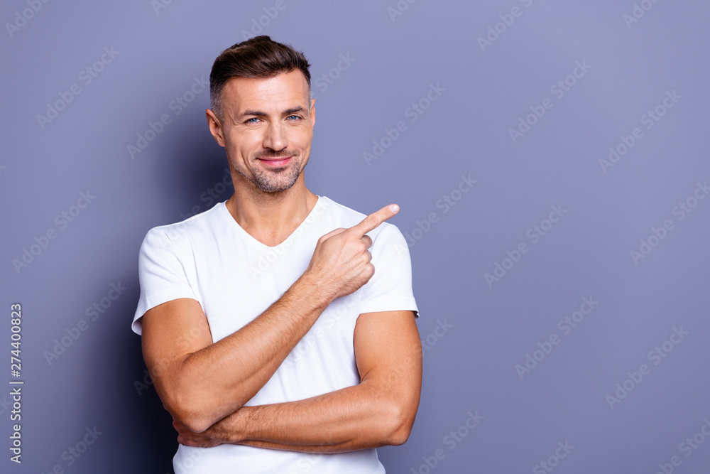 Close up photo amazing he him his middle age macho perfect appearance hand arm index finger direct empty space sincere funny cheerful charming wear casual white t-shirt isolated grey background Close up photo amazing he him his middle age macho perfect appearance hand arm index finger direct empty space sincere funny cheerful charming wear casual white t-shirt isolated grey background