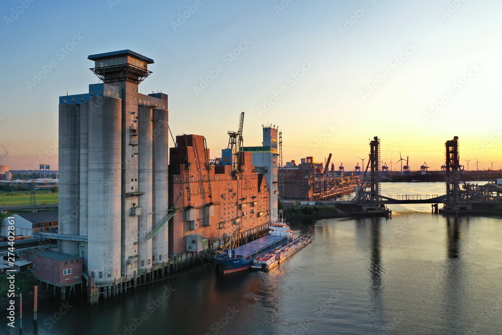 Fototapeta premium Hamburg Rethespeicher mit Retheklappbrücke