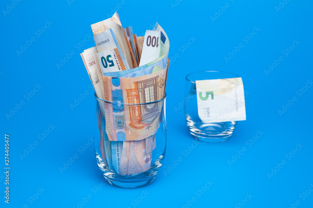 © Jorge - Dinero en billetes de Euro, útil para la compra de bienes de equipo, para ir de compras al mercado, para que la banca pueda dar créditos, que la industria funcione y pueda seguir fabricando y los cons © Jorge - Dinero en billetes de Euro, útil para la compra de bienes de equipo, para ir de compras al mercado, para que la banca pueda dar créditos, que la industria funcione y pueda seguir fabricando y los cons