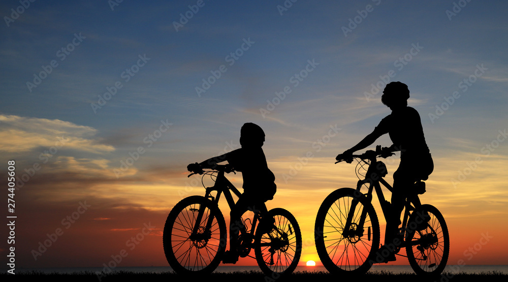 Obraz premium Silhouette Cycling on blurry sunrise sky background.