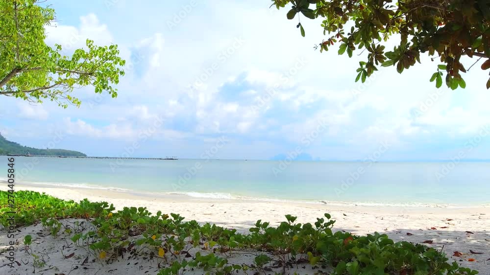 The beaches on the island, clear sea waves, are beautiful places on the island. The beaches on the island, clear sea waves, are beautiful places on the island.