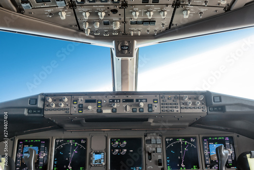 Fotografia inside a big jet flying plane cockpit, autopilot turning on the right