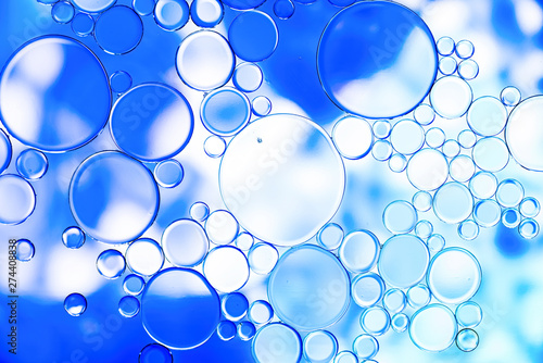blue and purple oil bubbles in water with abstract pattern © dark_blade