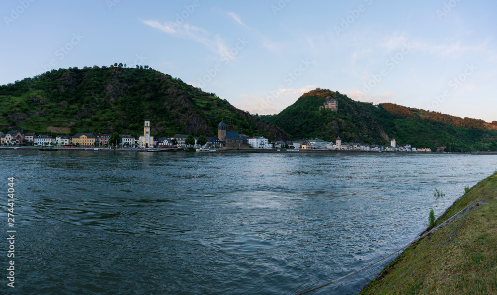 Naklejka premium St. Goarshausen mit Rhein und Burg Katz Panorama