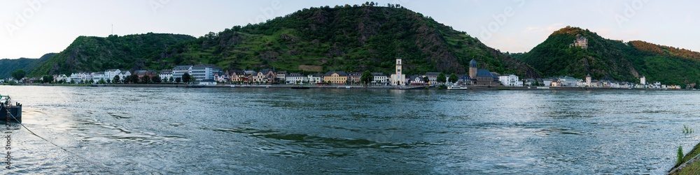 St. Goarshausen mit Rhein und Burg Katz Panorama