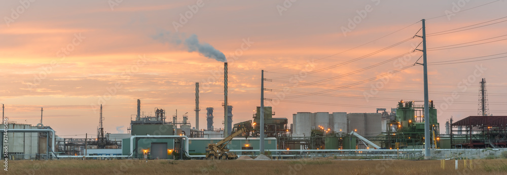 Naklejka premium Panorama view petroleum refineries or chemical plants at sunrise in Texas, USA