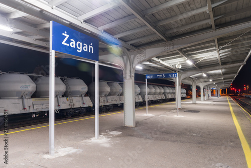 Dworzec kolejowy w mieście Żagań, w Polsce.