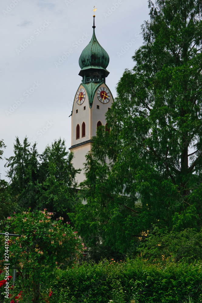 Stadtansicht von Rosenheim in Bayern, Blick aus dem Riedergarten auf die Stadtpfarrkirche St. Nikolaus
