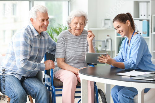 Elderly people with caregiv...