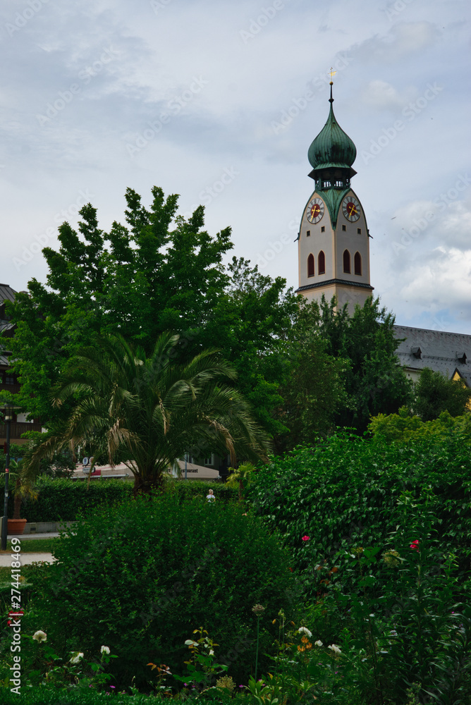 Stadtansicht von Rosenheim in Bayern, Blick aus dem Riedergarten auf die Stadtparrkirche