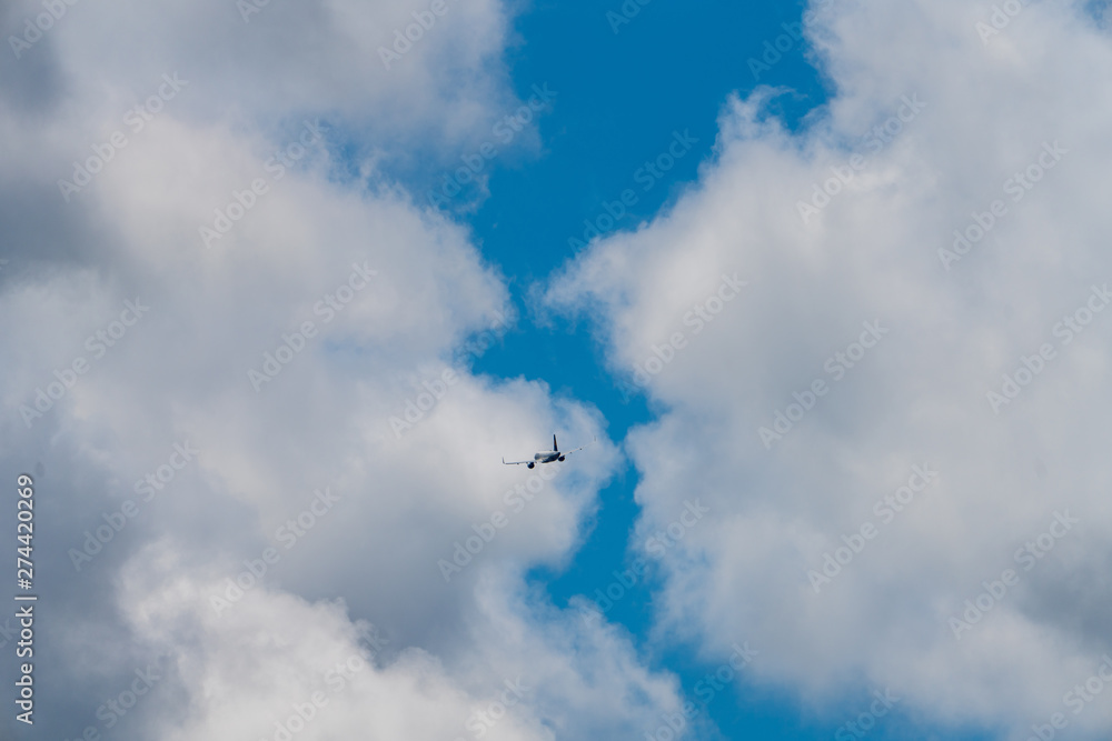 Passagierflugzeug am bewölktem Himmel