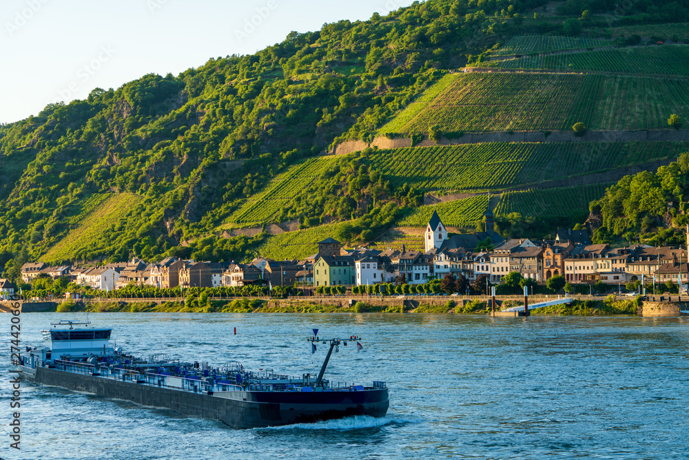 Kaub am Rhein mit Transportschiff bei Sonnenuntergang