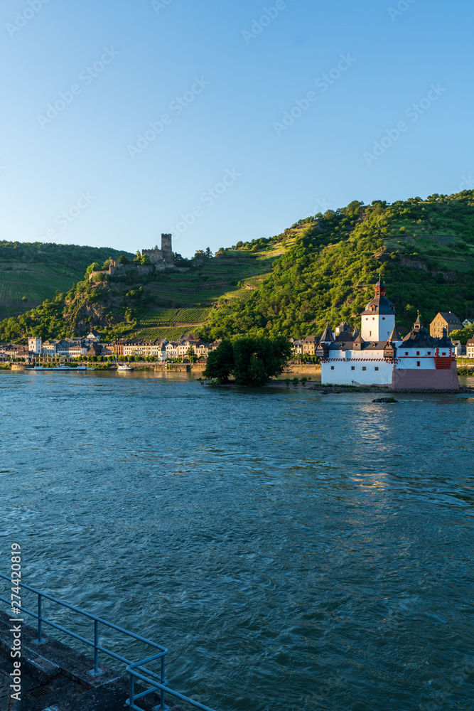 Naklejka premium Kaub am Rhein mit Burg Pfalzgrafenstein und Burg Gutenfels bei Sonnenuntergang