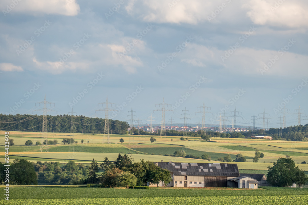 Agrarlandschaft mit landwirtschaftlichem Gebäude Agrarlandschaft mit landwirtschaftlichem Gebäude