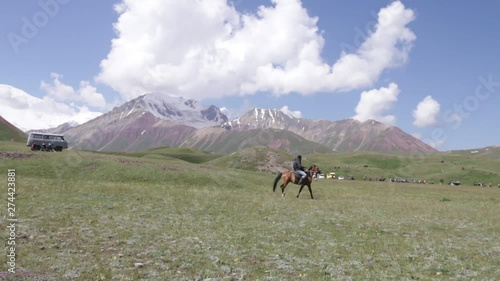 andar de cavalo na natureza
