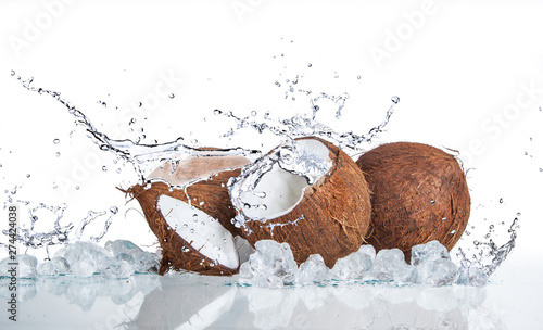 Fotografia tropical coconut with ice and splashing water on white background