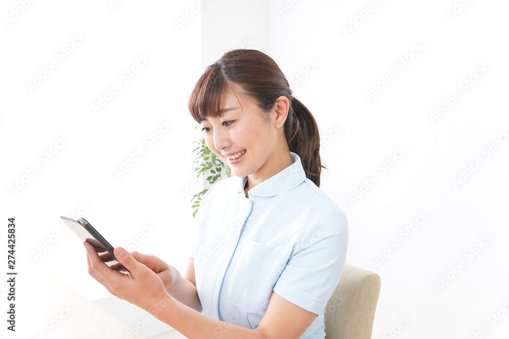デスクワークをする看護師 デスクワークをする看護師
