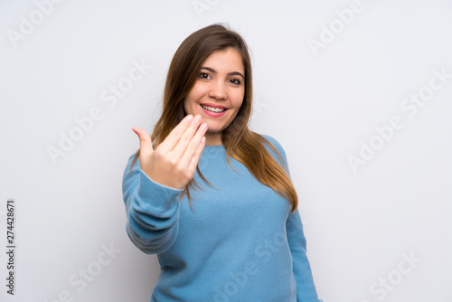 Young girl with blue sweater inviting to come © luismolinero