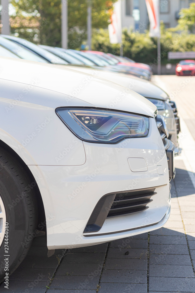 Autos beim Händler in einer reihe Autos beim Händler in einer reihe