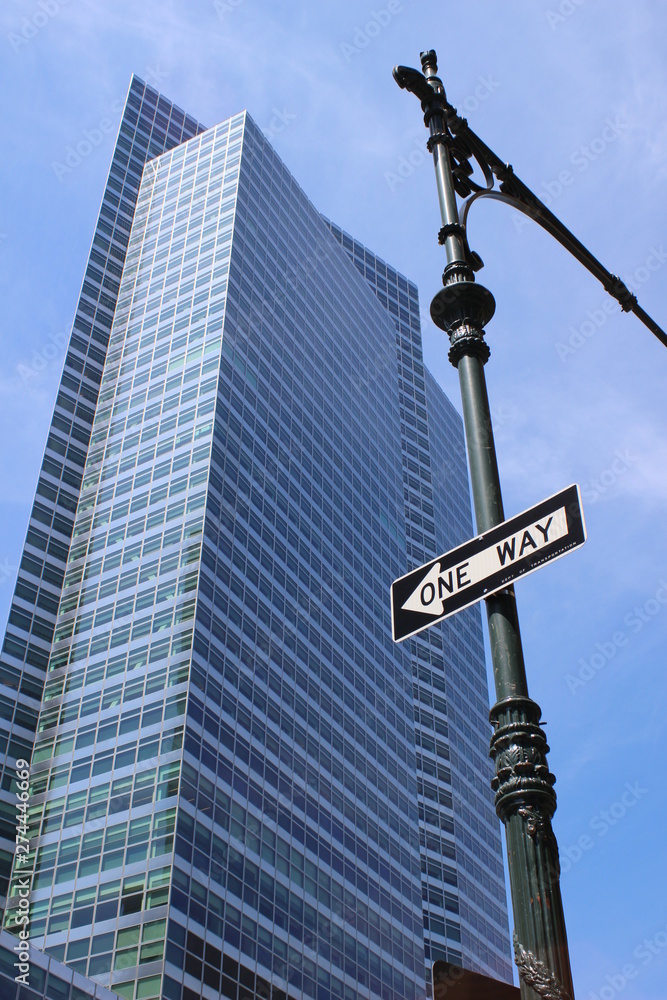 Edificio centro de New York con señal de tránsito