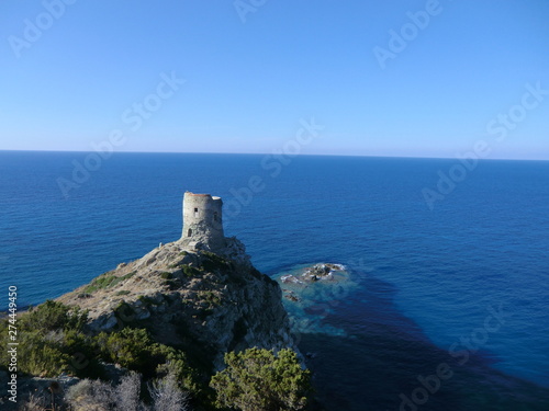 Une tour génoise seule face à la mer