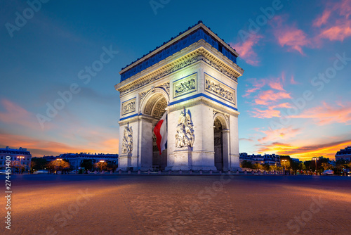 Arc de Triomphe de Paris at night in Paris, France. © ake1150