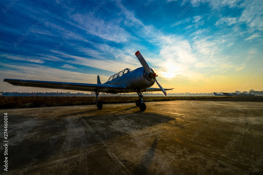 Fototapeta premium Aeroplano tramonto su pista