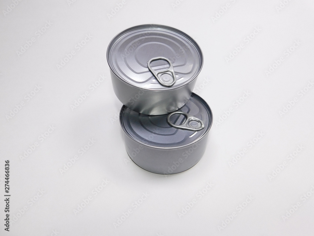 LATAS DE ATUN APILADAS EN FONDO BLANCO LATAS DE ATUN APILADAS EN FONDO BLANCO