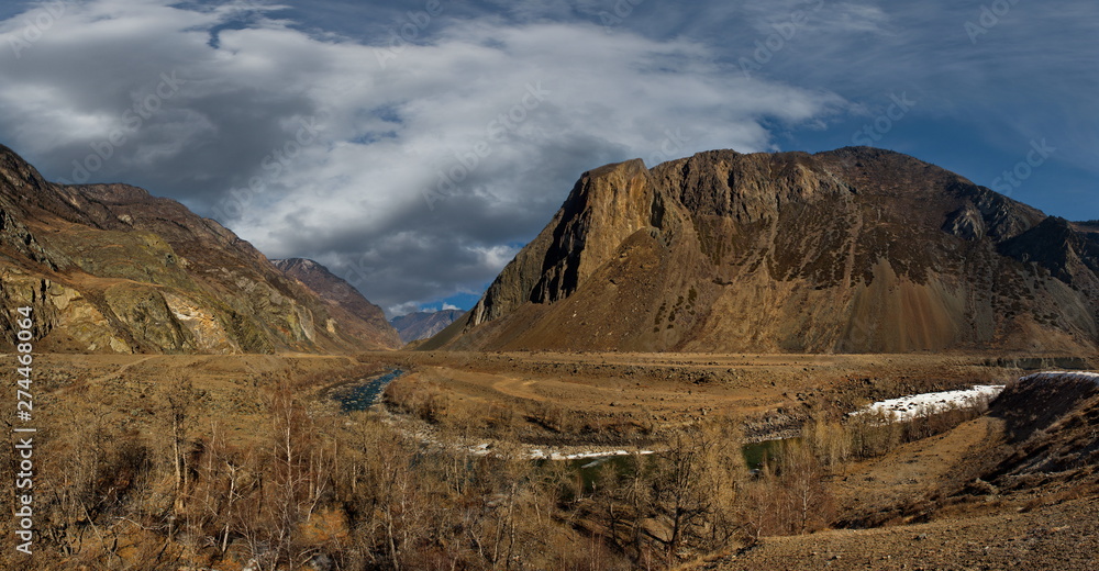 Fototapeta premium Russia. mountain Altai. The valley of the Chulyshman river in the heart of the village of Balykcha.