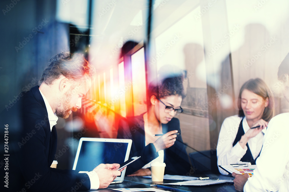 © alphaspirit - Silhouette of business people work together in office. Concept of teamwork and partnership. double exposure effects