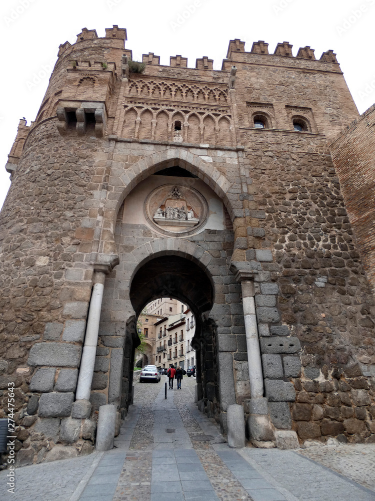 Naklejka premium La Puerta del Sol es una puerta medieval de la ciudad española de Toledo.