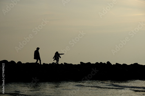 Paar Silhouette laufen am strand